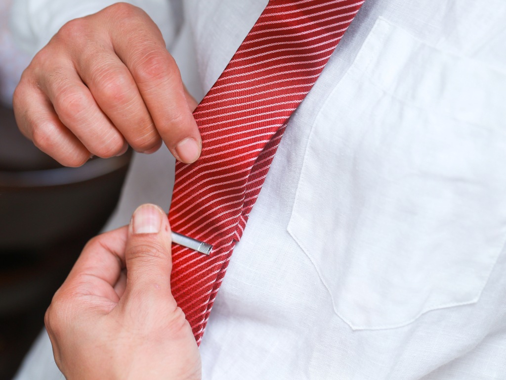 Прищепка для галстука или зажим или заколка: как называется и как носить