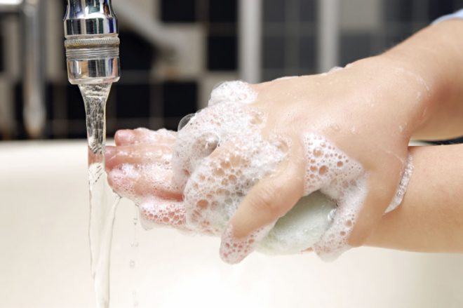 Помыть руки с мылом