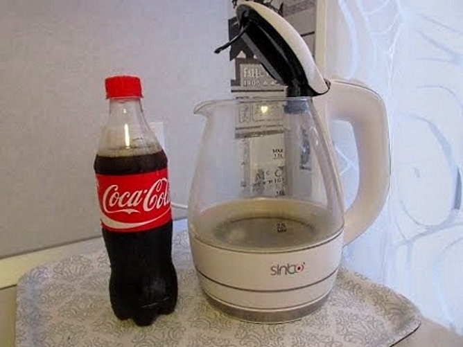 Отмыть чайник кока-колой