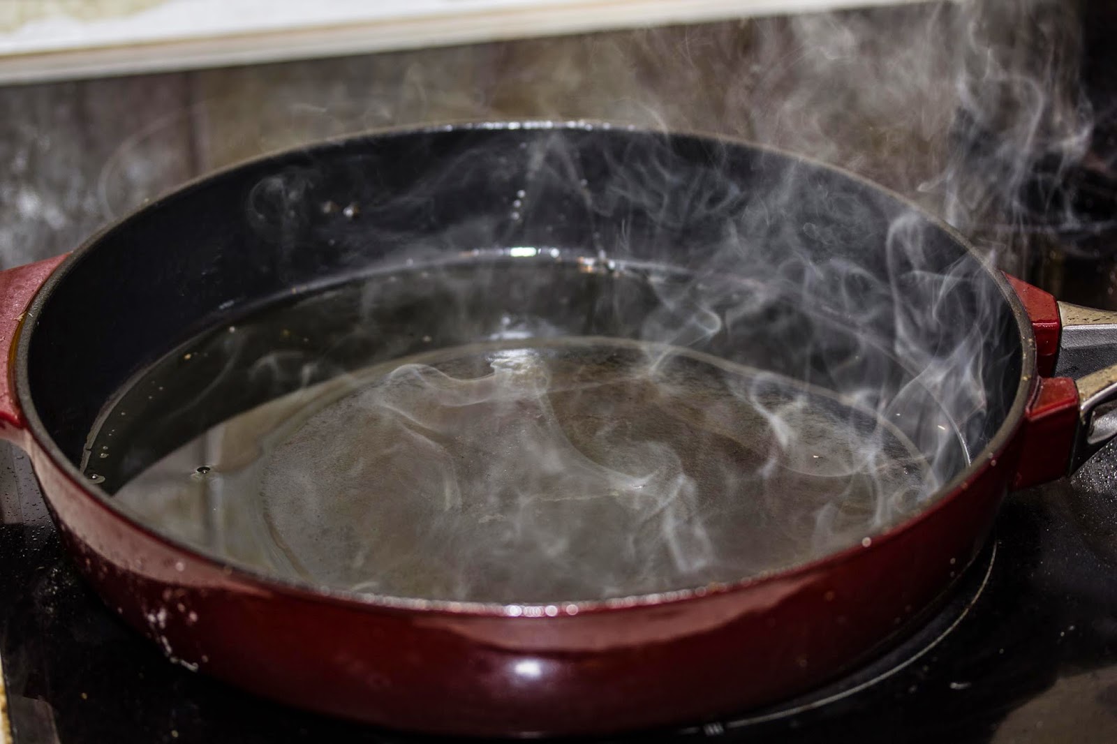 В кипящую воду можно спокойно налить. Раскаленная сковорода. Масло на сковороде. Раскаленная сковорода с маслом. Сковорода с водой.