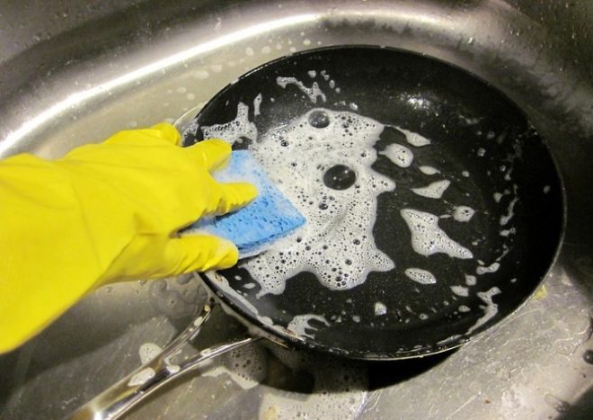 Очистить сковороду