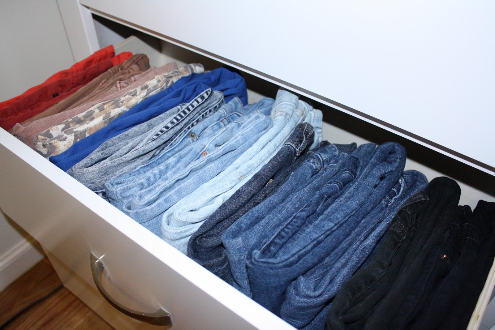 хранение джинсов в шкафу