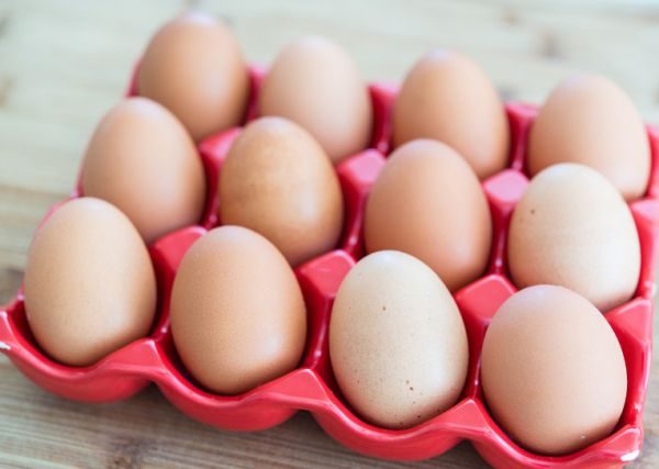 Сырые яйца без повреждения скорлупы при температуре окружающей среды не больше +5 °C хранятся 90 дней