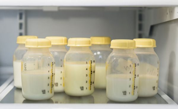 Расфасовывают собранное молоко в стеклянные бутылочки