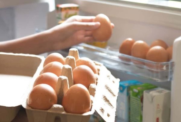 Предпочтительнее размещать яички в бумажном лотке в нижней части холодильника