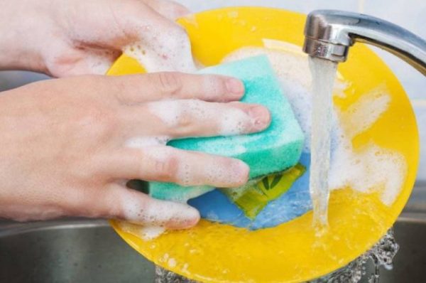 Жидкостные составы или гель для мытья посуды может быть приготовлен по различным рецептам