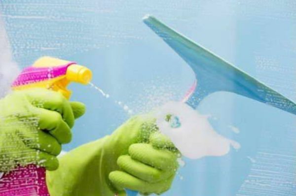Эффективное средство для мытья окон можно сделать из имеющихся у любой хозяйки веществ