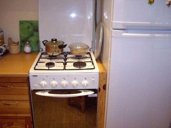 Холодильник рядом с плитой или духовым шкафом: какое должно быть расстояние и защита