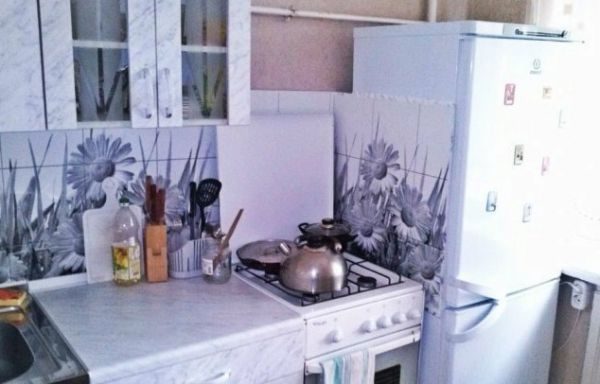 Холодильник рядом с плитой или духовым шкафом: какое должно быть расстояние и защита