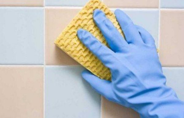 При проведении генеральной уборки в ванной, основные усилия приходится прилагать для удаления плотного известкового слоя с кафеля