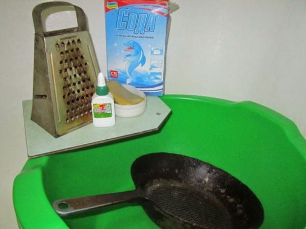 Чистка сковороды и кастрюль при помощи клея и соды
