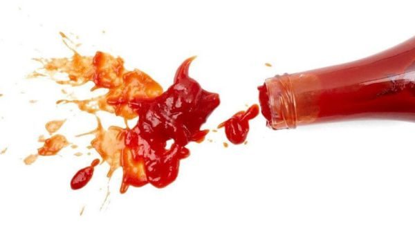 Соединение нашатыря и соли эффективно при пятнах от кетчупа