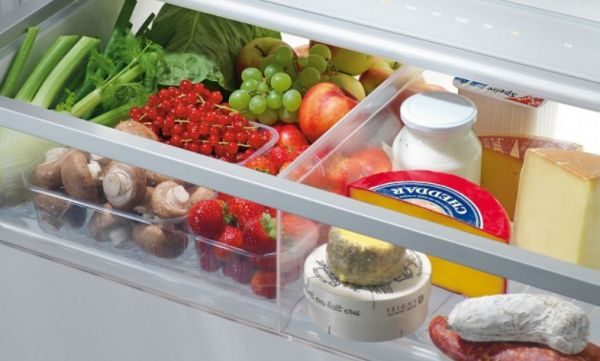Лучшее место для хранения сыра в холодильнике – овощной отсек или самая нижняя полка холодильной камеры