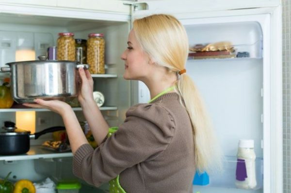 Помещение в холодильник тёплых блюд ведёт к росту потребления электроэнергии и скачкам напряжения в домашней сети