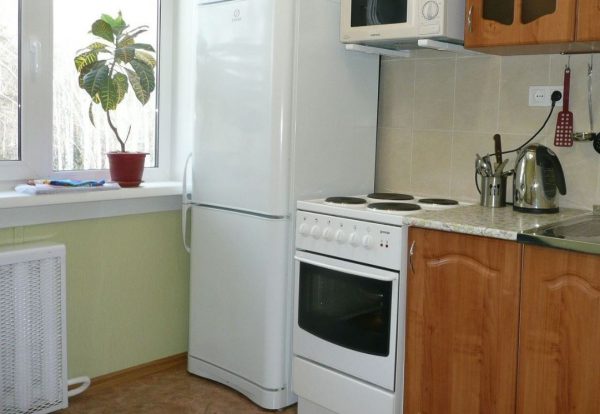 Для большинства холодильников и плит минимально допустимой дистанцией взаимного расположения будет 25 сантиметров
