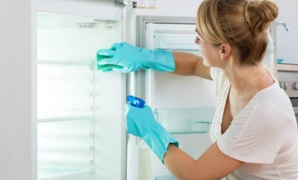 Некоторые хозяйки используют для очистки холодильника зубную пасту с выраженным мятным ароматом