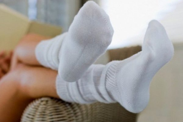 Многие хозяйки ищут способы отстирать белые носки
