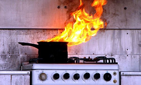 Как избавиться от запаха гари в квартире после сгоревшей кастрюли