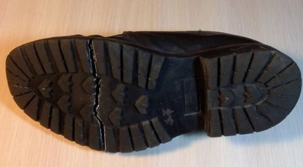 Треснувшая подошва - частая причина обращения к специалисту по ремонту обуви
