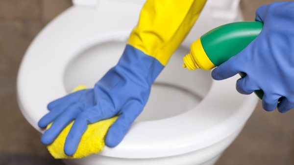 Как избавиться от запаха в туалете в квартире с помощью бытовой химии