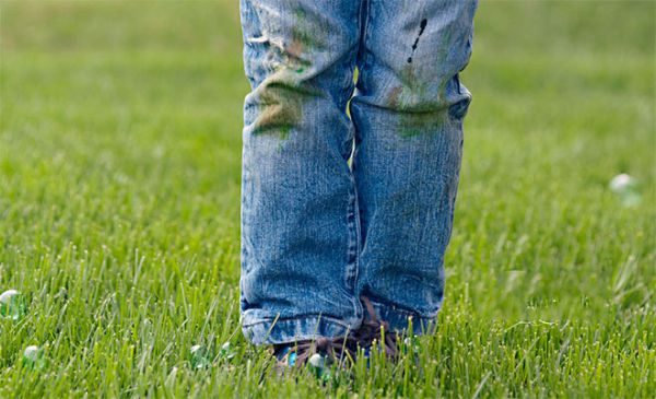 Как отстирать траву на джинсах: первая помощь