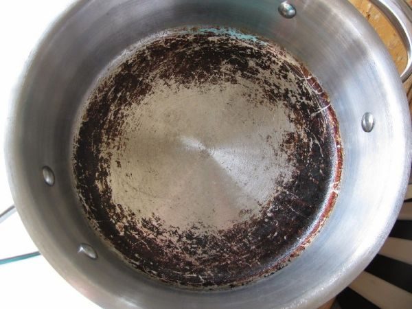 Отмываем пригоревшую посуду из алюминия