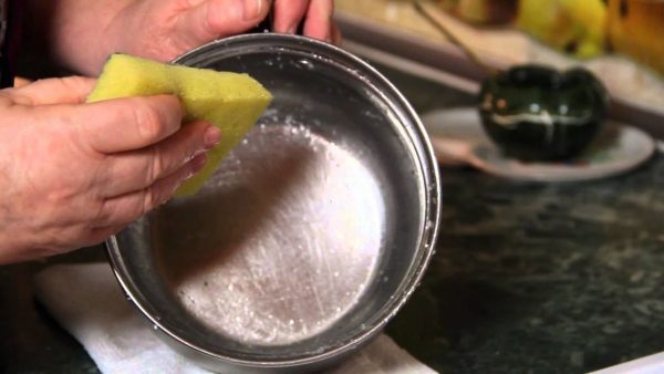 Как отмыть пригоревшую кастрюлю из нержавейки: 4 эффективных способа