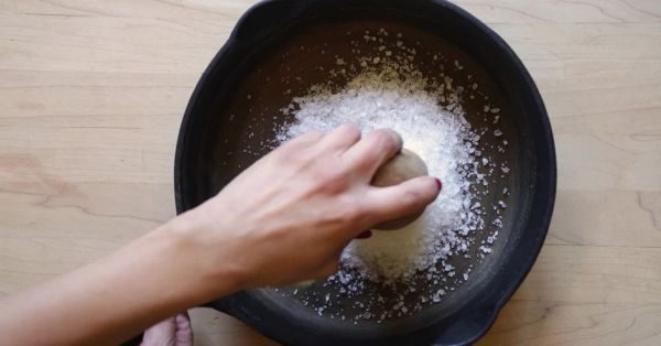 Как отмыть сковороду от нагара и жира в домашних условиях