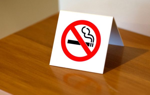 Как убрать запах сигарет в квартире: 7 способов