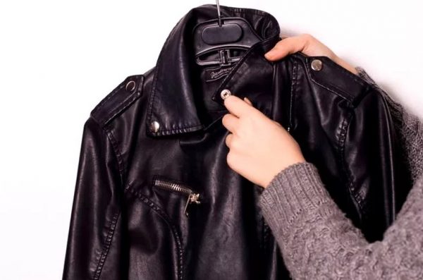 Как почистить куртку от засаленности в домашних условиях: кожаную, болоньевую, замшевую
