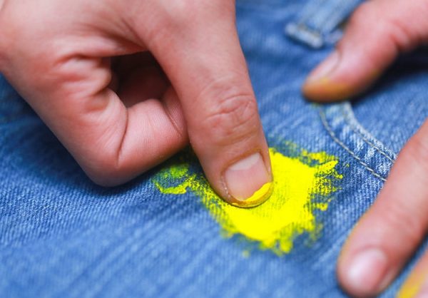 Как удалить акварельные краски с одежды