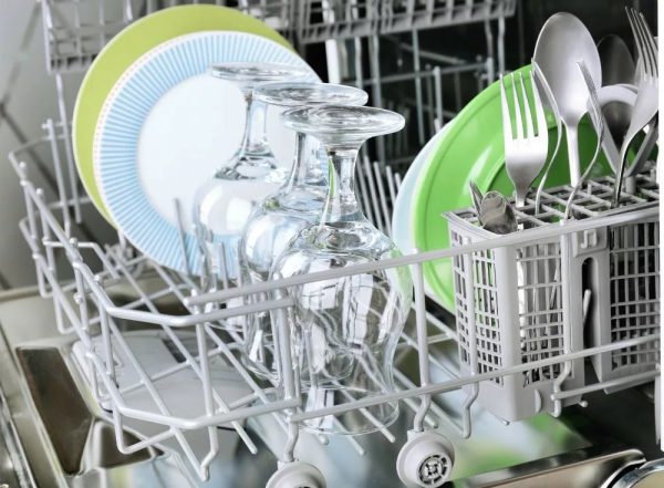 Белый налет на посуде после мытья в посудомоечной машине: причины