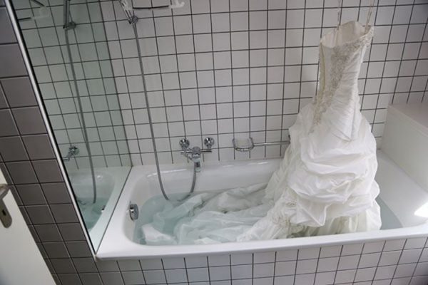 Как самой вручную постирать свадебное платье?