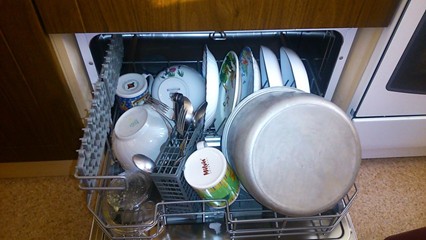 Почему посудомойка плохо отмывает посуду: 6 причин