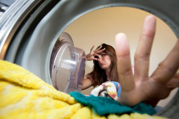 Почему появляется запах в стиральной машине?
