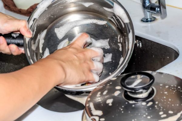 Очистите посуду из нержавеющей стали от нагара